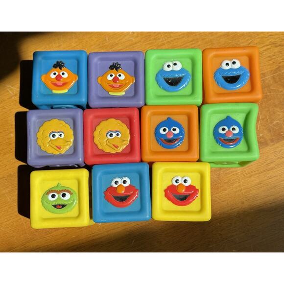 Sesame Street Character Plastic Squeaky Blocks Letters Numbers Elmo Ernie READ - Picture 1 of 7
